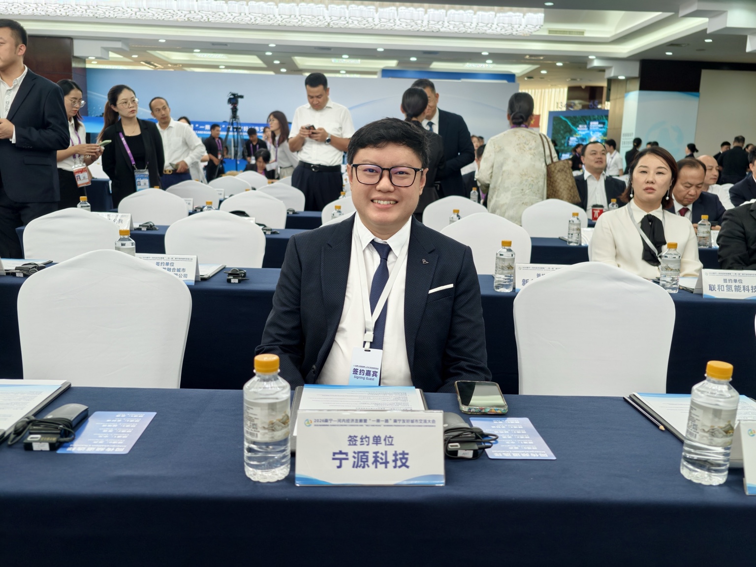 Aaron Foo seated at the Ningyuan Technology signing-guest table during the 18 September programme